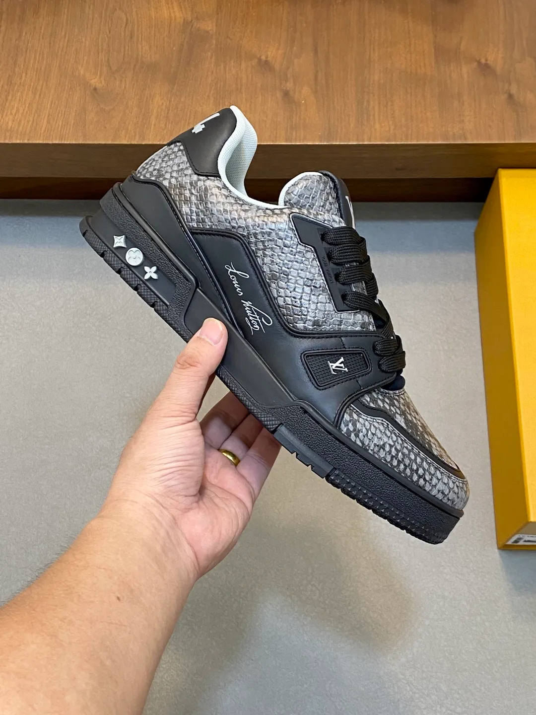 Men's Men's Shoes 💰860 LV TRAINER python pattern sneakers for men are shipped to the LV Vuitton World official website as an early version. They are made of gorgeous snakeskin pattern and smooth cow leather, showing the creative inspiration drawn by men's artistic director Virgil Abloh from retro basketball shoes. The handwritten Louis Vuitton logo is embossed to accentuate the complex structure of the upper. It is made of python textured leather and smooth calf leather. It is decorated with the handwritten Louis Vuitton logo and Vuitton logo on the side. The tongue is decorated with LV letters and the rear is decorated with the #54 logo. The classic rubber outsole is decorated with Monogram flowers. Needless to say, the comfort of Lujia's shoes is very masculine! Completely packaged! Size: 39-40-41-42-43-44 standard leather shoe size (38/45/46 can be customized and does not support returns)